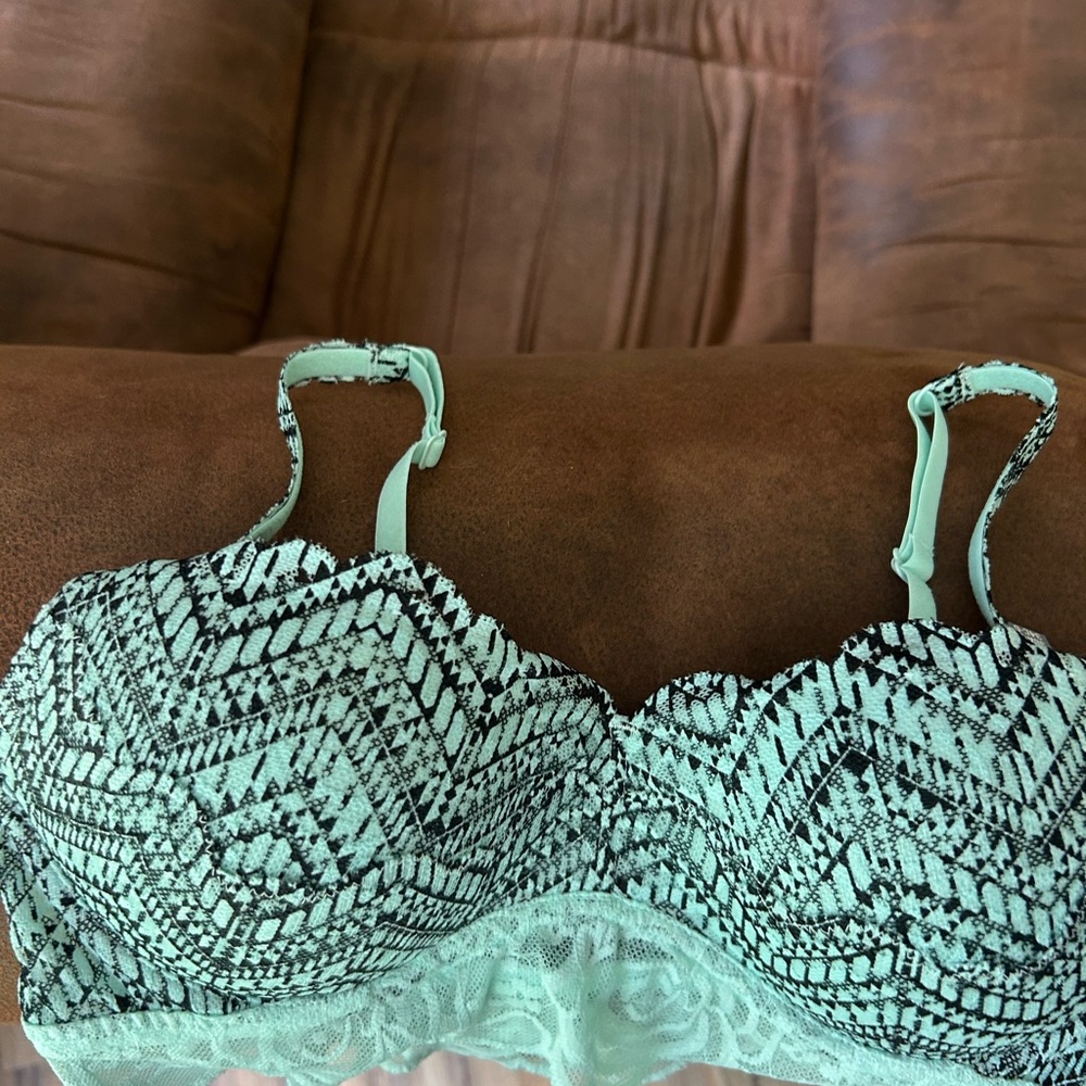 PINK Victoria's Secret Green and Black Lace Bra with Underwire